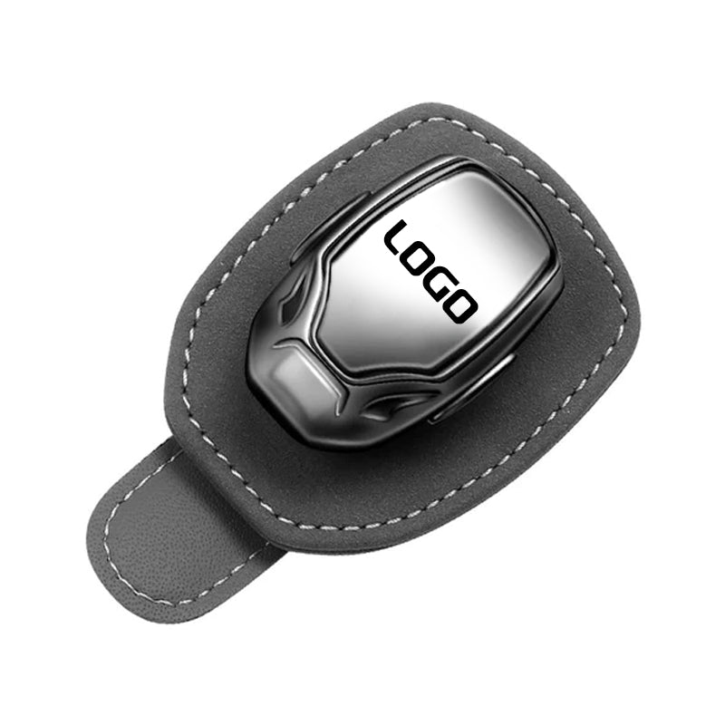 Clip per occhiali multifunzione in pelle scamosciata con logo dell'auto