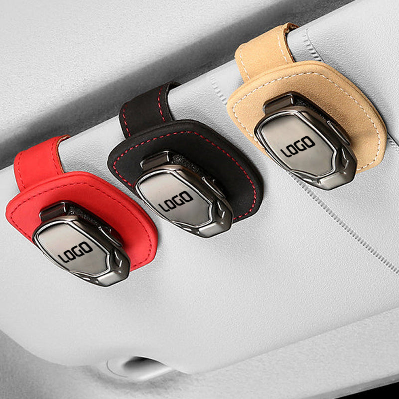 Clip per occhiali multifunzione in pelle scamosciata con logo dell'auto
