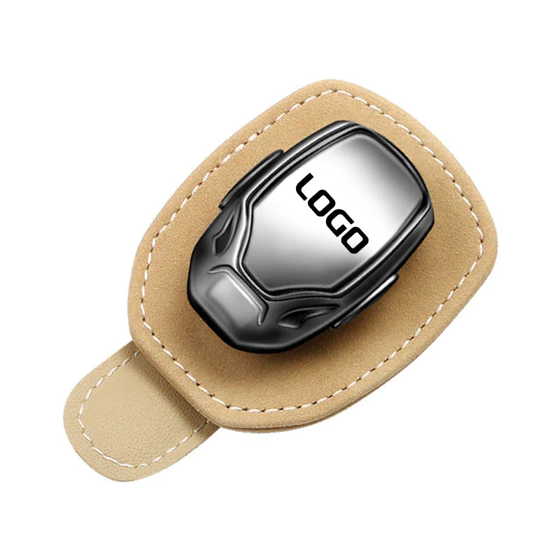 Clip per occhiali multifunzione in pelle scamosciata con logo dell'auto